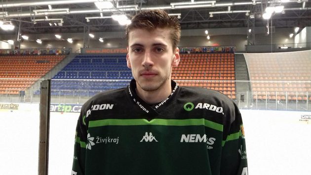 Hokejista Michal Plutnar je v Karlových Varech spokojený, bude s nimi bojovat o extraligu. Hokejista Michal Plutnar je v Karlových Varech spokojený, bude s nimi bojovat o extraligu.