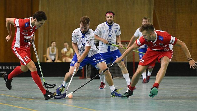 Jiří Koutný z Chodova mezi Fabianem Michelem (vlevo) a Patrikem Dóžou z týmu Floorball Köniz. Jiří Koutný z Chodova mezi Fabianem Michelem (vlevo) a Patrikem Dóžou z týmu Floorball Köniz.
