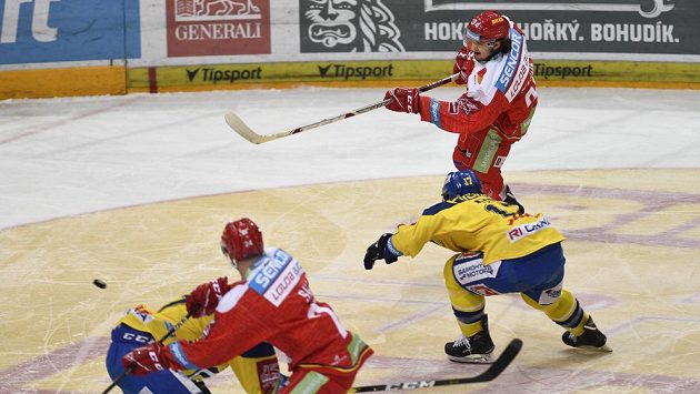 Útočník Kevin Klima (v pozadí) střílí svůj první gól v dresu Sparty proti Zlínu. Útočník Kevin Klima (v pozadí) střílí svůj první gól v dresu Sparty proti Zlínu.