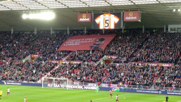 Šestiletý fotbalový fanoušek Bradley Lowery, který trpí zvláštní formou rakoviny zvané neuroblastom, bojuje o život. Šestiletý fotbalový fanoušek Bradley Lowery, který trpí zvláštní formou rakoviny zvané neuroblastom, bojuje o život.