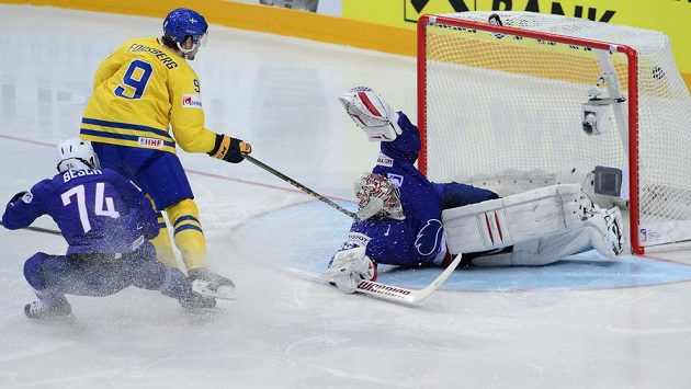Švédský kanonýr Filip Forsberg dává gól brankáři Francie Cristobalu Huetovi.. Švédský kanonýr Filip Forsberg dává gól brankáři Francie Cristobalu Huetovi..