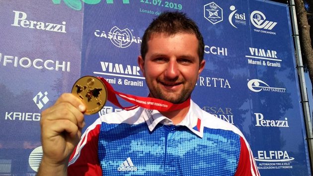 Tomáš Nýdrle se zlatou medailí z MS v Lonatu. Tomáš Nýdrle se zlatou medailí z MS v Lonatu.