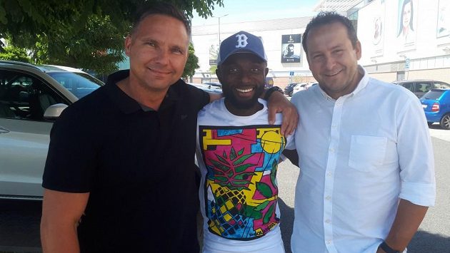 Záložník fotbalové Plzně Joel Kayamba (uprostřed) s manažerem společnosti IFM-M Danielem Smejkalem (vpravo) a trenérem divizního Hlinska a zároveň skautem IFM-M Danielem Siganem. Záložník fotbalové Plzně Joel Kayamba (uprostřed) s manažerem společnosti IFM-M Danielem Smejkalem (vpravo) a trenérem divizního Hlinska a zároveň skautem IFM-M Danielem Siganem.