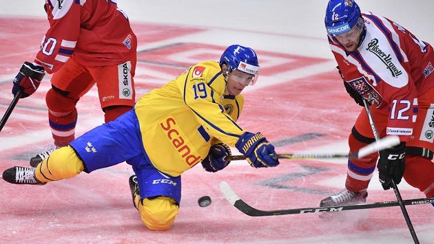 Švédský hokejový reprezentant Patrik Zackrisson (ve žlutém) se vrhl v souboji s českým týmem do cesty puku na Švédských hrách. Vše sleduje Radek Faksa (vpravo). Švédský hokejový reprezentant Patrik Zackrisson (ve žlutém) se vrhl v souboji s českým týmem do cesty puku na Švédských hrách. Vše sleduje Radek Faksa (vpravo).