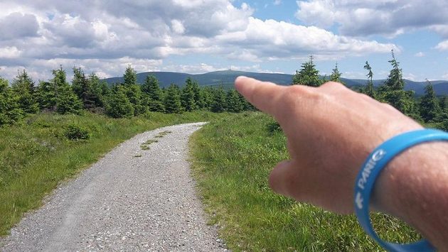 Praděd, tam dnes doběhnu. Z dálky vypadá malý, ale vyběhnout ho, nebude snadný. Konec mudrování, běžím. Praděd, tam dnes doběhnu. Z dálky vypadá malý, ale vyběhnout ho, nebude snadný. Konec mudrování, běžím.