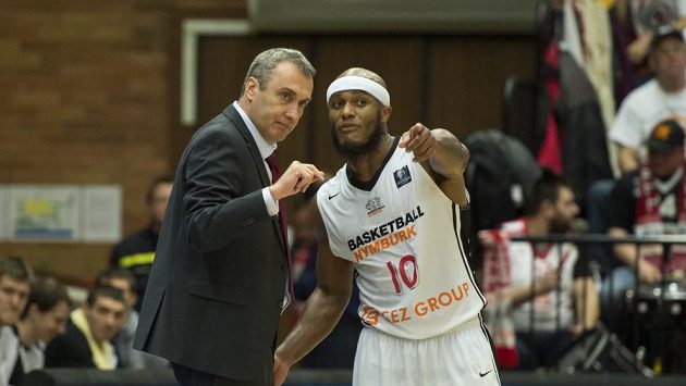 Basketbalista Nymburku Eugene Lawrence v debatě s trenérem Ronenem Ginzburgem. Basketbalista Nymburku Eugene Lawrence v debatě s trenérem Ronenem Ginzburgem.