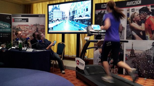 Bývalá miss České republiky Lucie Křížková byla první běžkyní, která vyzkoušela novou "mixed reality". Bývalá miss České republiky Lucie Křížková byla první běžkyní, která vyzkoušela novou "mixed reality".