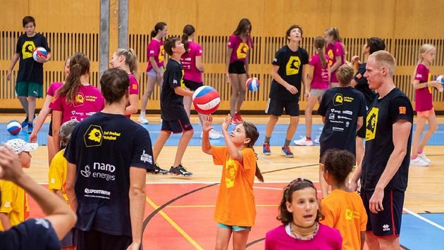 Unikátní kemp pražských volejbalových Lvů. Sešlo se na něm na dvě stovky hráčů a hráček z klubu. Unikátní kemp pražských volejbalových Lvů. Sešlo se na něm na dvě stovky hráčů a hráček z klubu.