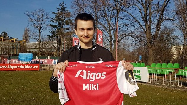 Virtuální fotbal hraje za Sampi, v e:Lize ale Miki oblékl dres Pardubic a pro východočeský klub společně se Seronem vybojovali titul. Virtuální fotbal hraje za Sampi, v e:Lize ale Miki oblékl dres Pardubic a pro východočeský klub společně se Seronem vybojovali titul.