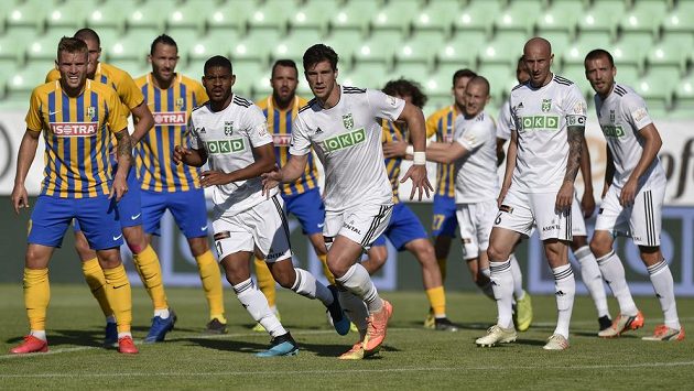 Fotbalisté Karviné s Opavou bojují ve skupině o záchranu v nejvyšší soutěži. Fotbalisté Karviné s Opavou bojují ve skupině o záchranu v nejvyšší soutěži.