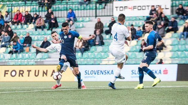 Christián Herc se probíjí obranou soupeře v dresu slovenské reprezentace do 21 let. Christián Herc se probíjí obranou soupeře v dresu slovenské reprezentace do 21 let.