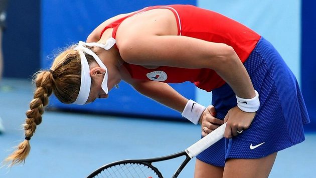 Zoufalá Petra Kvitová ve druhém kole olympijského turnaje. Zoufalá Petra Kvitová ve druhém kole olympijského turnaje.