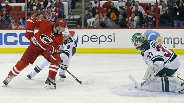 Jiří Tlustý střílí gól do sítě Minnesoty. Jiří Tlustý střílí gól do sítě Minnesoty.