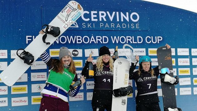 Eva Samková (vlevo) se raduje z druhého místa za Američankou Lindsey Jacobellisovou. Vpravo třetí Charlotte Bankesová. Eva Samková (vlevo) se raduje z druhého místa za Američankou Lindsey Jacobellisovou. Vpravo třetí Charlotte Bankesová.
