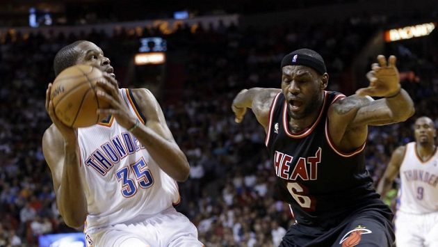 Hvězda Miami LeBron James (vpravo) se marně snaží ubránit Kevina Duranta z Oklahomy. Hvězda Miami LeBron James (vpravo) se marně snaží ubránit Kevina Duranta z Oklahomy.