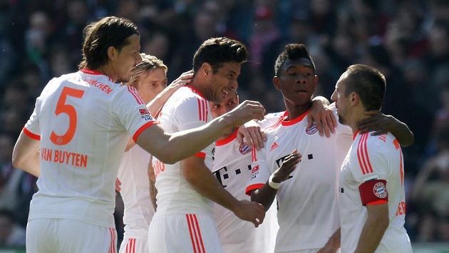 Franck Ribery (vpravo) slaví se spoluhráči z Bayernu Mnichov jeden z gólů proti Hannoveru. Franck Ribery (vpravo) slaví se spoluhráči z Bayernu Mnichov jeden z gólů proti Hannoveru.