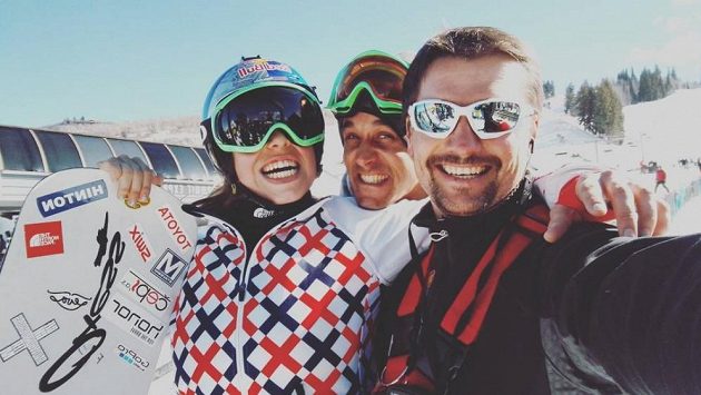 Eva Samková se svým týmem po vítězné kvalifikaci na X-Games. Eva Samková se svým týmem po vítězné kvalifikaci na X-Games.