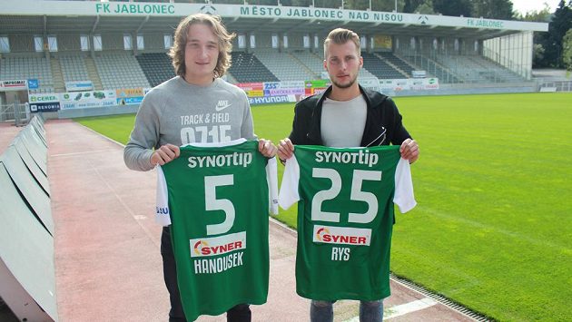 Matěj Hanousek a Petr Rys (vpravo) pózují s jabloneckým dresem. Matěj Hanousek a Petr Rys (vpravo) pózují s jabloneckým dresem.