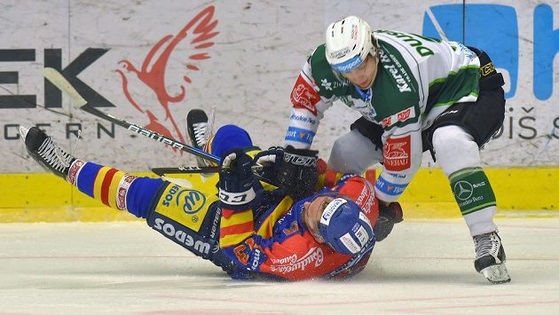 Zleva Filip Vlček z Motoru a Tomáš Dujsík z Karlových Varů v jednom ze soubojů během barážového utkání. Zleva Filip Vlček z Motoru a Tomáš Dujsík z Karlových Varů v jednom ze soubojů během barážového utkání.