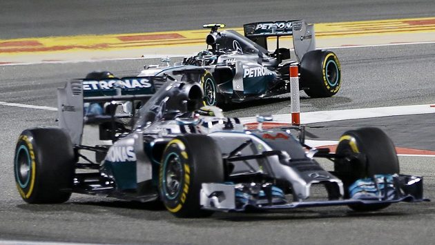 Piloti stáje Mercedes. Vpředu Brit Lewis Hamilton, druhý Nico Rosberg z Německa. Piloti stáje Mercedes. Vpředu Brit Lewis Hamilton, druhý Nico Rosberg z Německa.