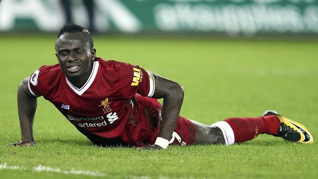 Ani útočník Sadio Mané se nedokázal na půdě Swansea prosadit a poslední tým Premier League slavil těsně vítězství. Ani útočník Sadio Mané se nedokázal na půdě Swansea prosadit a poslední tým Premier League slavil těsně vítězství.