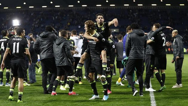 Oslavy propukly hned na trávníku. Diego Costa si naskočil na záda Mikela Alonsa. Oslavy propukly hned na trávníku. Diego Costa si naskočil na záda Mikela Alonsa.