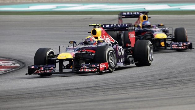 Mark Webber v souboji se svým stájovým kolegou z Red Bullu Sebastianem Vettelem. Mark Webber v souboji se svým stájovým kolegou z Red Bullu Sebastianem Vettelem.