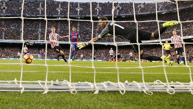 Brankář Bilbaa Gorka Iraizoz inkasuje třetí gól v zápase proti Barceloně. Brankář Bilbaa Gorka Iraizoz inkasuje třetí gól v zápase proti Barceloně.