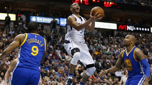 Devin Harris (34) z Dallasu mezi hráči Golden State: Andre Iguodala (vlevo) a Marreese Speights. Devin Harris (34) z Dallasu mezi hráči Golden State: Andre Iguodala (vlevo) a Marreese Speights.