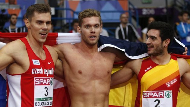 Adam Sebastian Helcelet (vlevo) vybojoval na halovém mistrovství Evropy bronzovou medaili v sedmiboji. Z vítězství se těšil Francouz Kevin Mayer (uprostřed), druhý byl Španěl Jorge Ureňa. Adam Sebastian Helcelet (vlevo) vybojoval na halovém mistrovství Evropy bronzovou medaili v sedmiboji. Z vítězství se těšil Francouz Kevin Mayer (uprostřed), druhý byl Španěl Jorge Ureňa.
