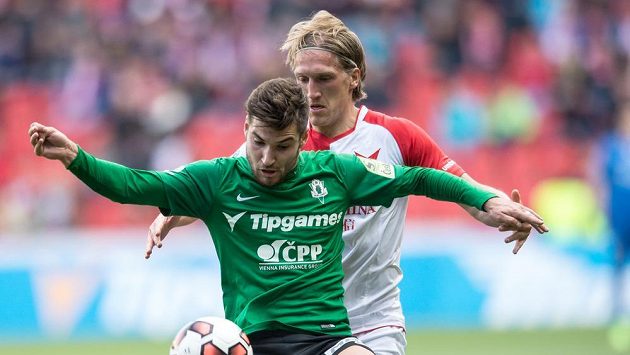 Michal Trávník z Jablonce a Per Egil Flo ze Slavie během ligového utkání. Michal Trávník z Jablonce a Per Egil Flo ze Slavie během ligového utkání.