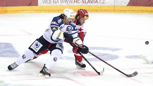 Plzeňský útočník Ryan Hollweg (vlevo) a David Štich ze Slavie během utkání Tipsport extraligy v pražské O2 Areně. Plzeňský útočník Ryan Hollweg (vlevo) a David Štich ze Slavie během utkání Tipsport extraligy v pražské O2 Areně.