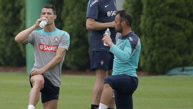 Cristiano Ronaldo (vlevo) a další ne zcela zdravý člen portugalského týmu Beto během individuálního tréninku v přípravném kempu v New Yorku. Cristiano Ronaldo (vlevo) a další ne zcela zdravý člen portugalského týmu Beto během individuálního tréninku v přípravném kempu v New Yorku.