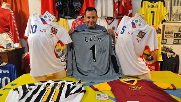 Učitel italštiny Kenneth Formoso s podepsaným dresem Petra Čecha. Učitel italštiny Kenneth Formoso s podepsaným dresem Petra Čecha.