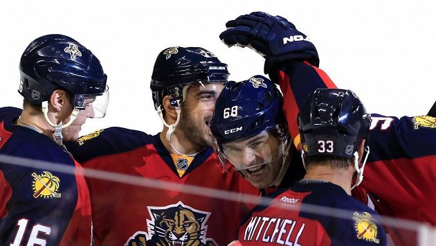 Útočník Floridy Jaromír Jágr (68) se raduje se spoluhráči z gólu proti Minnesotě. Gratulují mu Willie Mitchell (33), Brandon Pirri (73)a Aleksander Barkov (16). Útočník Floridy Jaromír Jágr (68) se raduje se spoluhráči z gólu proti Minnesotě. Gratulují mu Willie Mitchell (33), Brandon Pirri (73)a Aleksander Barkov (16).