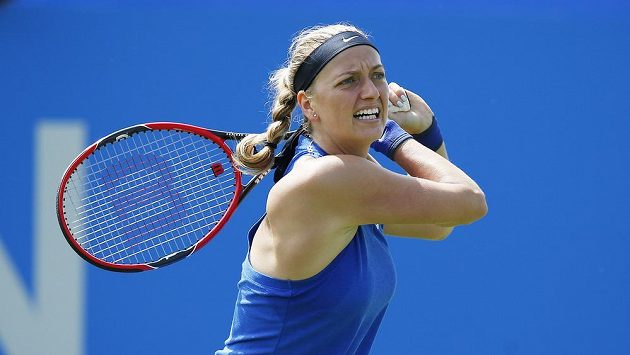Česká tenistka Petra Kvitová v zápase druhého kola turnaje v Eastbourne s Maďarkou Timeou Babosovou. Česká tenistka Petra Kvitová v zápase druhého kola turnaje v Eastbourne s Maďarkou Timeou Babosovou.