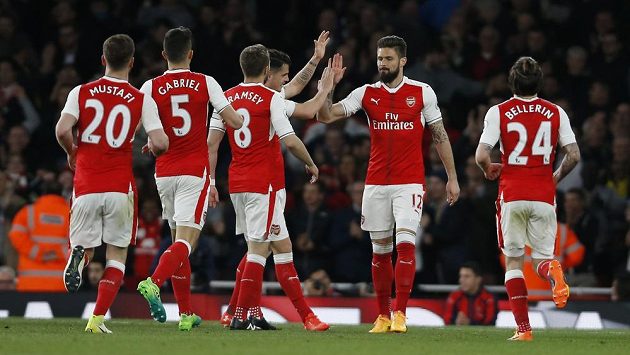 Útočník Arsenalu Olivier Giroud se dělí se spoluhráči o radost z gólu proti West Hamu. Útočník Arsenalu Olivier Giroud se dělí se spoluhráči o radost z gólu proti West Hamu.