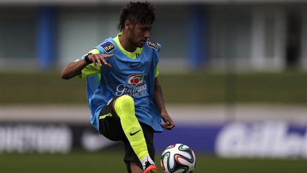 Brazilec Neymar a jeho přestup do Barcelony je stále středem zájmu soudu. Brazilec Neymar a jeho přestup do Barcelony je stále středem zájmu soudu.