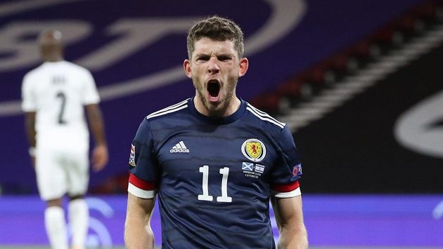 Skot Ryan Christie slaví gól proti Izraeli. Skot Ryan Christie slaví gól proti Izraeli.