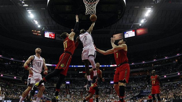 John Wall (2) z Washingtonu smečuje v obležení protihráčů v zápase s Atlantou. John Wall (2) z Washingtonu smečuje v obležení protihráčů v zápase s Atlantou.
