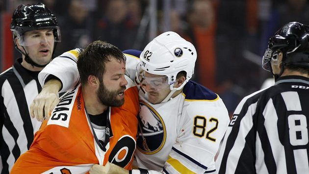 Obránce Philadelphie Radko Gudas (vlevo) v potyčce s Marcusem Folignem z Buffala. Obránce Philadelphie Radko Gudas (vlevo) v potyčce s Marcusem Folignem z Buffala.