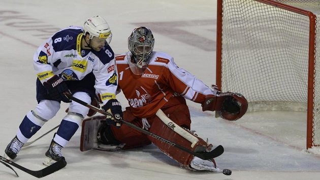 Zleva Marek Zagrapan z Kladna a Tomáš Halász z Olomouce v 6. kole baráže. Zleva Marek Zagrapan z Kladna a Tomáš Halász z Olomouce v 6. kole baráže.