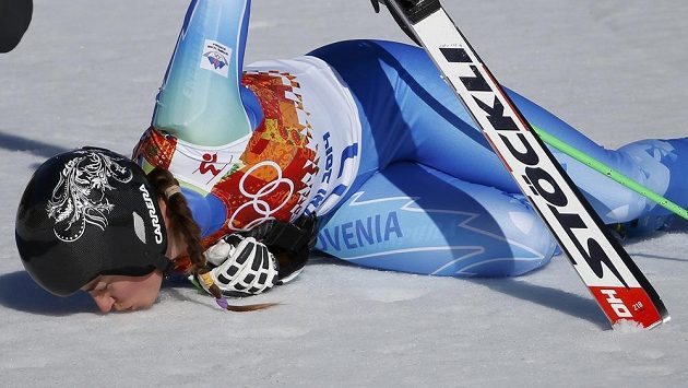 Tina Mazeová líbá sníh v cílovém prostoru sjezdu žen. Slovinská lyžařka získala zlato spolu se Švýcarkou Gisinovou. Tina Mazeová líbá sníh v cílovém prostoru sjezdu žen. Slovinská lyžařka získala zlato spolu se Švýcarkou Gisinovou.