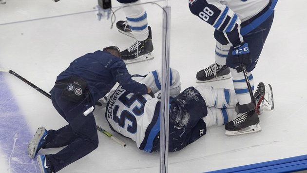 Nejlepší hráč Jets Mark Scheifele po hrozivém střetu nedohrál zápas s Calgary. Nejlepší hráč Jets Mark Scheifele po hrozivém střetu nedohrál zápas s Calgary.