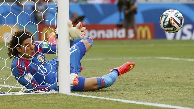 Mexický brankář Guillermo Ochoa vyškrábl gólovou hlavičku Neymara. Mexický brankář Guillermo Ochoa vyškrábl gólovou hlavičku Neymara.