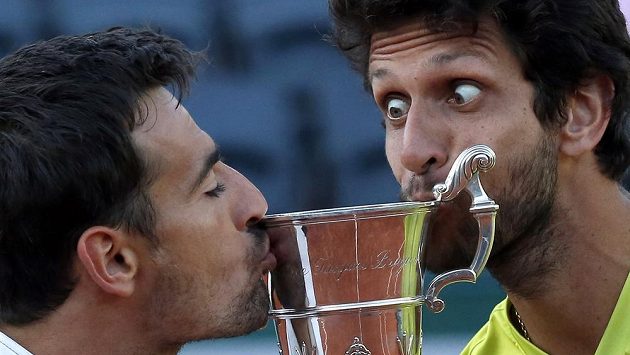 Chorvatský tenista Ivan Dodig (vlevo) a Brazilec Marcelo Melo slaví na French Open vítězství ve čtyřhře. Chorvatský tenista Ivan Dodig (vlevo) a Brazilec Marcelo Melo slaví na French Open vítězství ve čtyřhře.