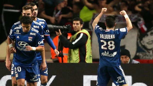 Mathieu Valbuena z Lyonu (vpravo) slaví svou trefu v duelu s Monakem. Mathieu Valbuena z Lyonu (vpravo) slaví svou trefu v duelu s Monakem.