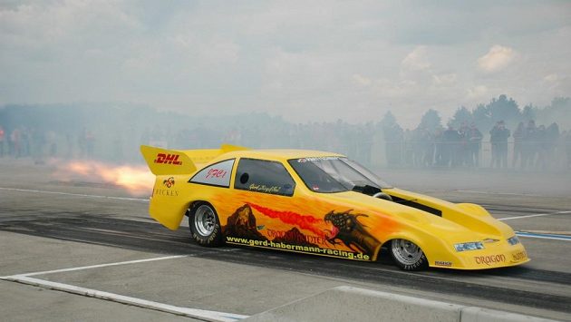 Tryskový dragster v akci. Tryskový dragster v akci.