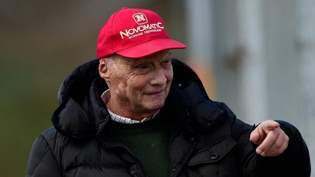 Bývalý pilot formule 1 Niki Lauda při testech v Barceloně. Bývalý pilot formule 1 Niki Lauda při testech v Barceloně.