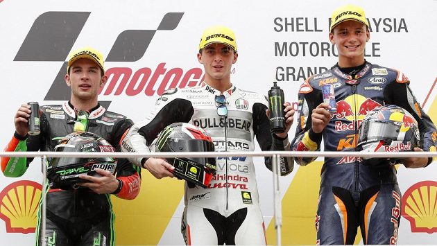 Český motocyklista Jakub Kornfeil (vlevo) na stupních vítězů v Malajsii. Uprostřed stojí Ital Bagnaia a vpravo Nizozemec Bendsneyder. Český motocyklista Jakub Kornfeil (vlevo) na stupních vítězů v Malajsii. Uprostřed stojí Ital Bagnaia a vpravo Nizozemec Bendsneyder.